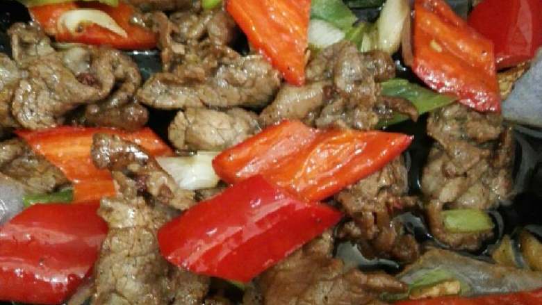 家常小炒牛肉,倒入滑散的牛肉翻炒均匀，加入适量黑胡椒粉继续翻炒均匀即可。