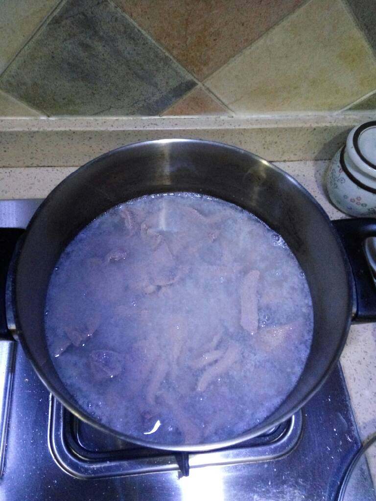 洋葱炒猪肝,水开后二分钟内必须捞起猪肝,达到它的嫩滑
