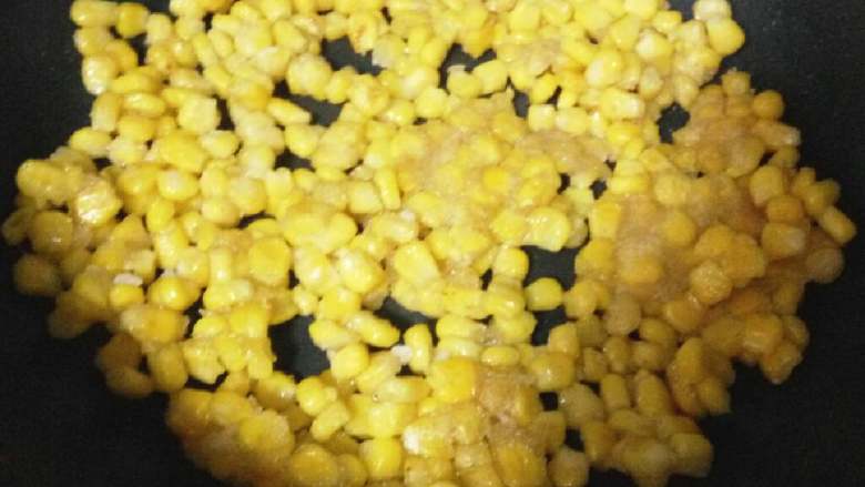 鸡蛋玉米烙,平底锅加油少许，七分热倒入裹了淀粉的玉米粒呈饼状