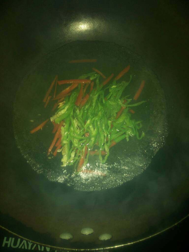 黄瓜拌鸡丝,这时候把青红椒放在开水里烫一下。1分钟就可以。1分钟后捞出过下凉水。控干水。