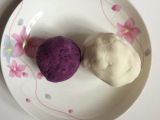 山药紫薯糕,蒸熟的山药趁热加入白糖压成泥，紫薯本身是甜的不用加糖，也压成泥，加入炒熟的糯米粉，活成不粘手的面团。