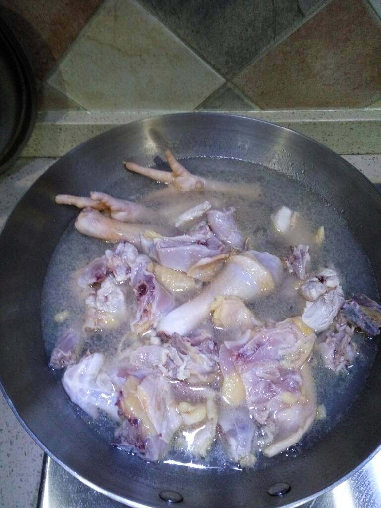 菌茹母鸡煲,鸡切成块状,热水抄一下去血污