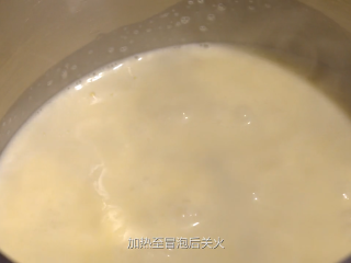 提拉米苏,制作咖啡奶泡：奶油350克，白砂糖35克，加热至冒泡后关火