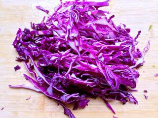 橄榄油拌紫甘蓝#健康美颜餐#,紫甘蓝洗净切成丝。