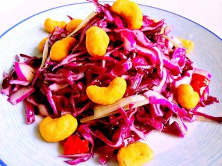 橄榄油拌紫甘蓝#健康美颜餐#,撒几颗熟腰果装饰，如果没有干果，直接食用也一样！
