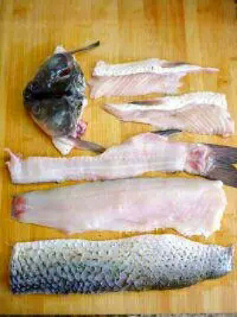 江湖酸菜鱼,将鱼去头，剔骨，取下两面净鱼肉；鱼头从中间片开