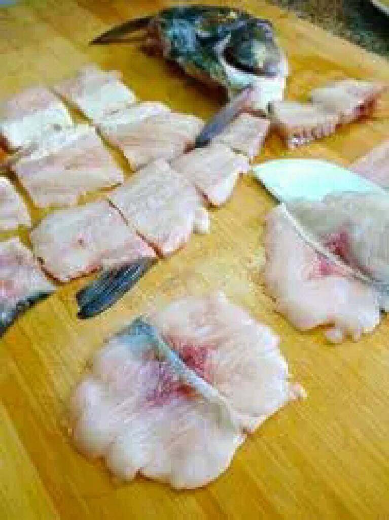 江湖酸菜鱼,将鱼骨剁成2cm的段，鱼肉顺着鱼尾方向斜刀片成连刀的蝴蝶片状