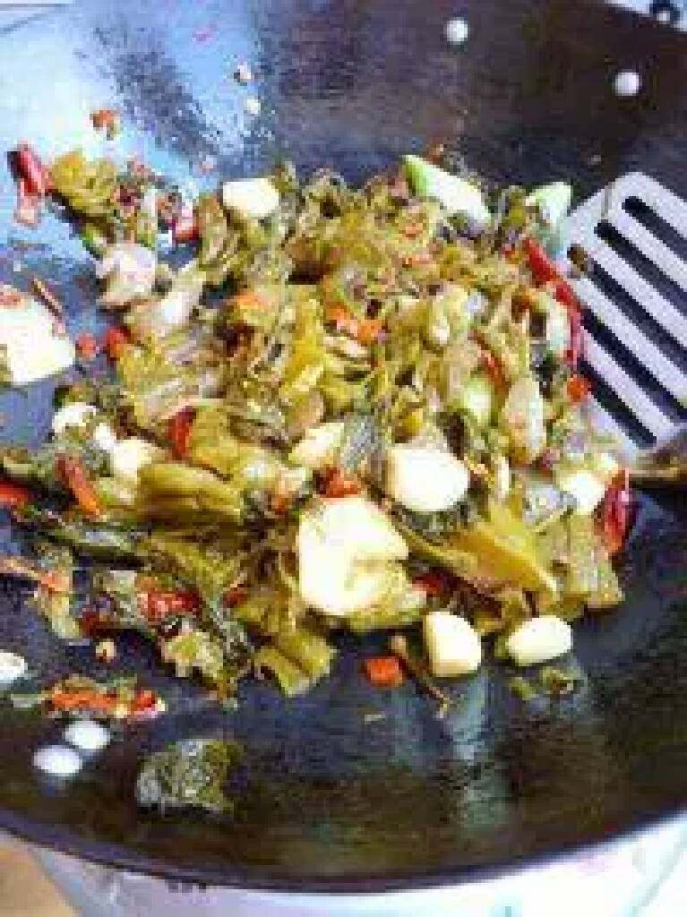 江湖酸菜鱼,下入四川酸菜煸炒，加入少许料酒，糖，添加足量的水
