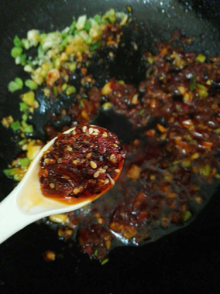 家常版酸辣粉,锅倒油烧热，放入葱姜蒜爆香，加入适量豆瓣酱爆香（喜欢更辣可加适量油辣椒）。