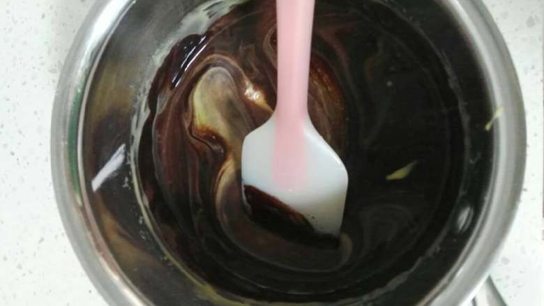 波点巧克力蛋糕卷,然后将已经调好的可可糊加入蛋黄糊中，搅拌均匀。