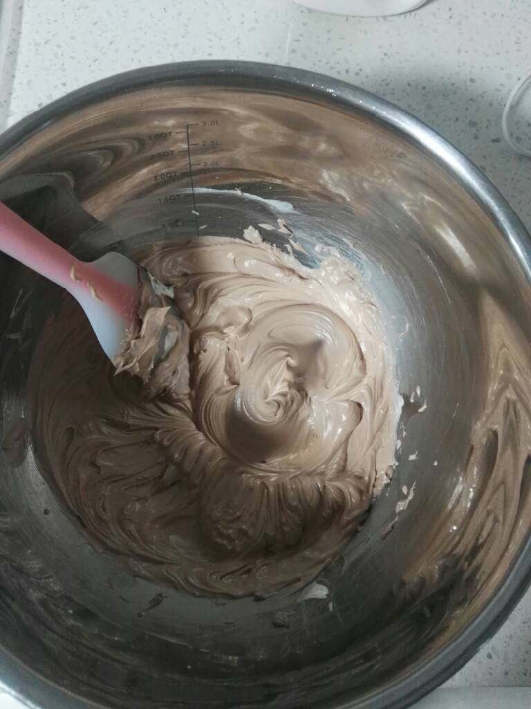 波点巧克力蛋糕卷,把淡奶油B加入糖粉打发7分发，倒入晾凉的巧克力酱，继续打发至9分发。