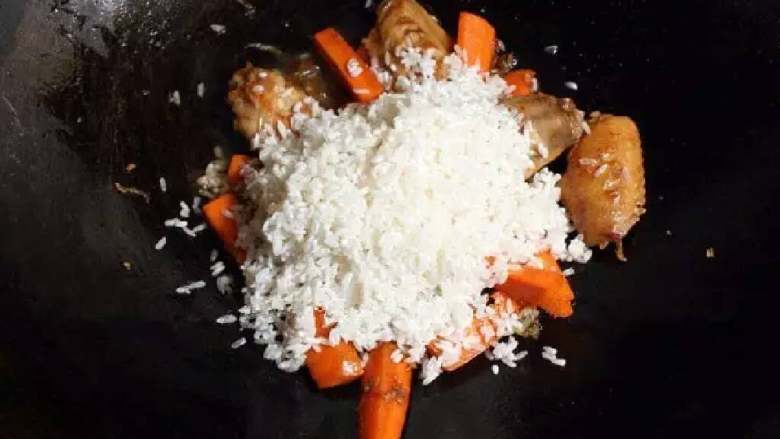 黄焖鸡米饭,放洗净的生米。