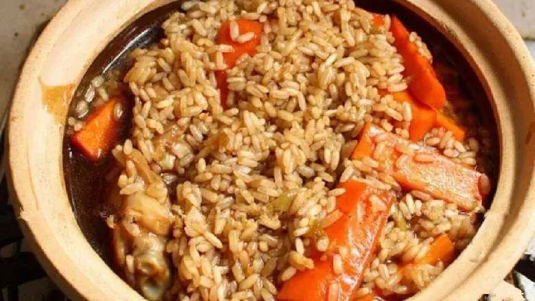 黄焖鸡米饭,倒入砂锅中用小火煲20分钟左右就可以了。