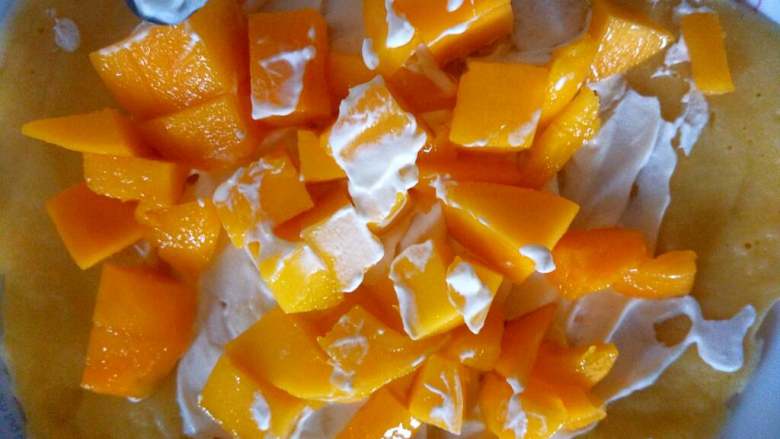 芒果班戟,同样的办法，一层皮一层奶油，三张后垫芒果粒，12张皮就可以弄千层蛋糕啦