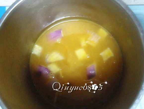 南瓜盏蔬菜浓汤#健康美颜餐#,一起放入豆浆机，按蔬菜浓汤键。