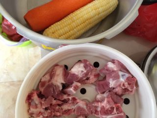 玉米萝卜汤,玉米去须，萝卜削皮，骨头洗干净晾干水分