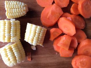 玉米萝卜汤,玉米砍4块，萝卜切厚块