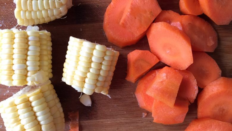 玉米萝卜汤,玉米砍4块，萝卜切厚块
