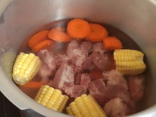 玉米萝卜汤,加水倒入高压锅中，人多水就加多，看人数定水量