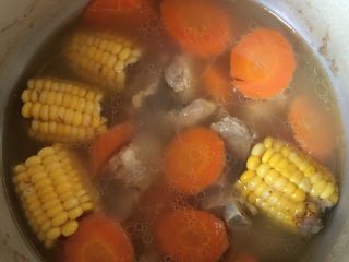 玉米萝卜汤,煲好后开锅下盐调味，即可食用啦