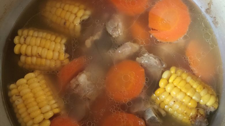 玉米萝卜汤,煲好后开锅下盐调味，即可食用啦