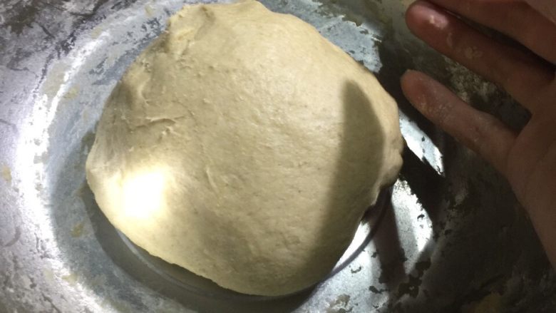 全麦牛奶餐包,面团揉至成型，不粘手（过程较长）