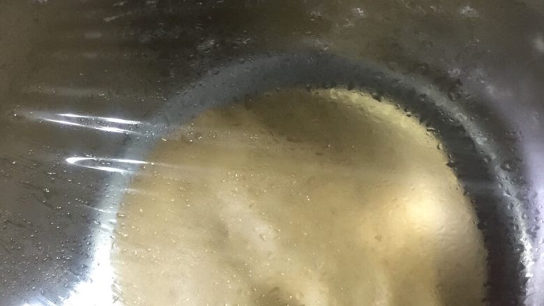 全麦牛奶餐包,用保鲜膜包起来保持湿度，在四十至五十度左右的温度中第一次发酵半小时，使面团膨胀到两倍大，戳一个孔不会反弹为止