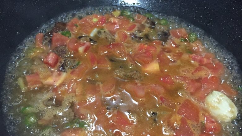 好好ci牌 辣味番茄牛腩饭,加入番茄，炒一会儿。再加水。