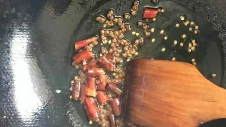 毛血旺,锅中放四匀烧热，放入花椒，麻椒和干辣椒爆香后倒入盆中