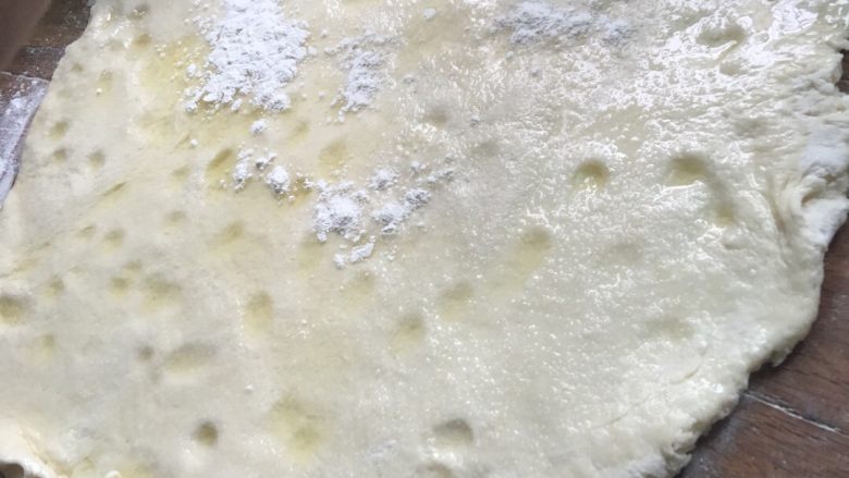 烙饼,用手指在橄开的面饼上按几个手印，倒油铺开，均匀的撒盐，再撒面粉（为了防止卷好之后油溢出）