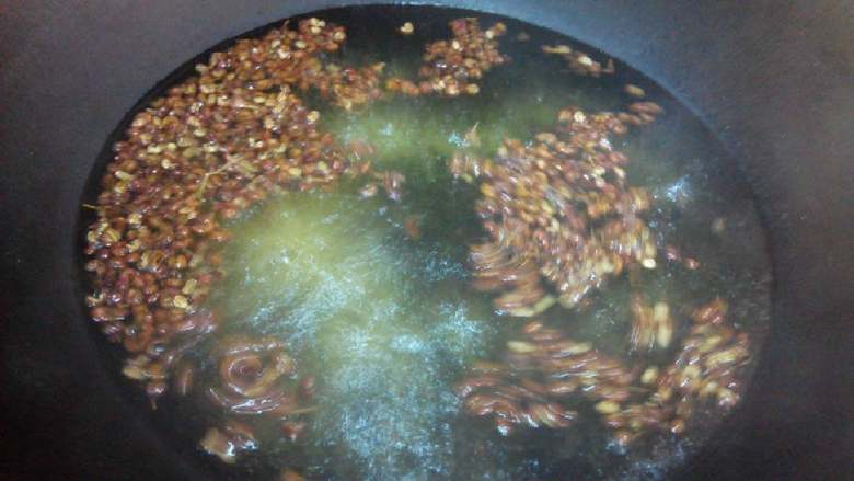 秘制花椒水～烹饪辅料～,做白水～水开后放入花椒