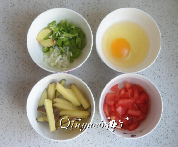 疙瘩汤#健康美颜餐#,土豆切条（用了半个）；西红柿切块（用了半个）；葱、辣椒切切碎；姜切片；鸡蛋磕碗里。