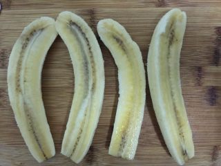 焦糖朗姆香蕉,先把香蕉去皮，切成两半。