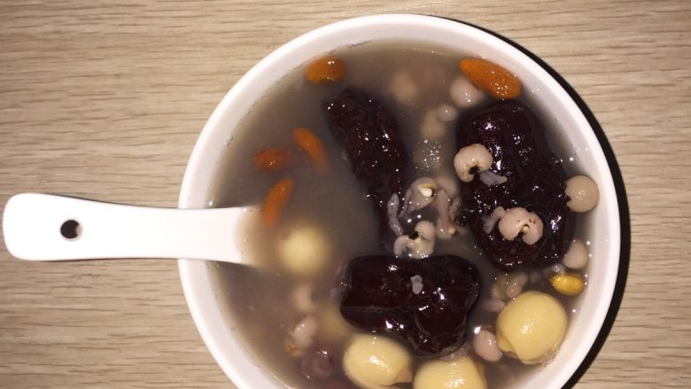 红豆薏米莲子粥,装在小碗中即可