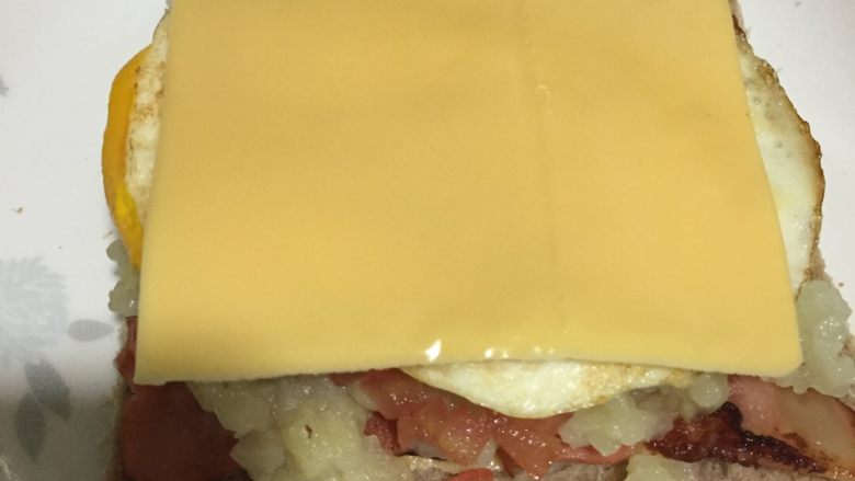 好好ci牌 土豆培根三明治,从下至上，面包切片、奶酪片、培根、土豆泥、西红柿、鸡蛋、奶酪片、面包切片。
