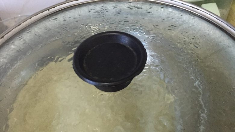 自制凉皮,准备一盆凉水，看见锅里的面皮起大泡泡就可以了，把蒸熟的凉皮和盘子漂浮在水面上，在把另一个准备好的盘子放到火锅里蒸。