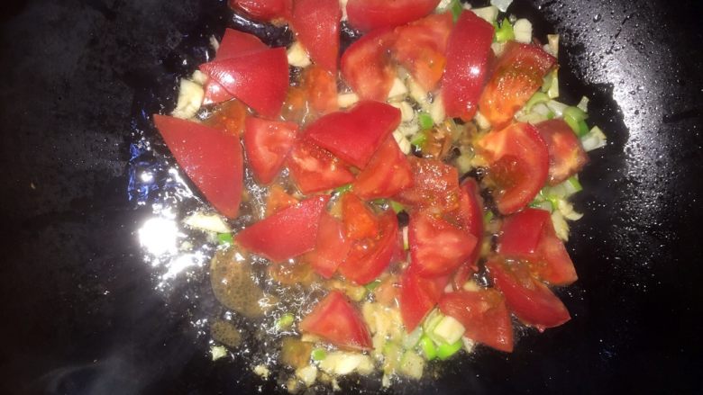 西红柿炒西葫芦,加入西红柿炒出汁水 加入少许味极鲜