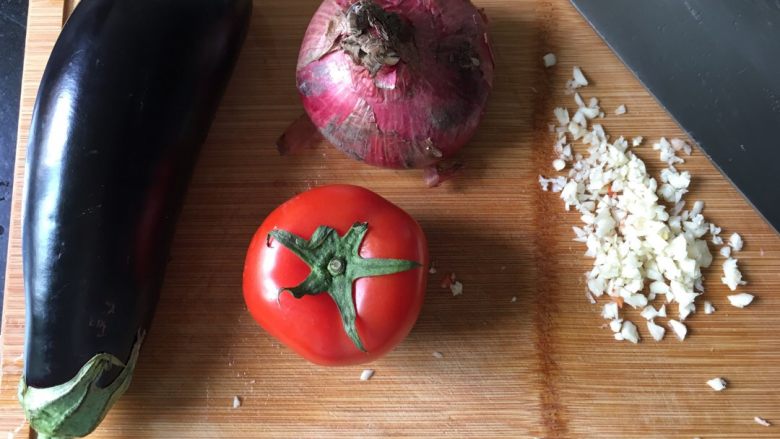 地中海茄焗土豆泥,其他材料准备：蒜蓉，番茄切丁，洋葱切粒，茄子切成厚8mm左右的片