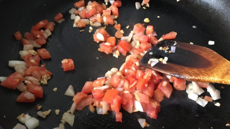 地中海茄焗土豆泥,准备番茄酱料：蒜茸、洋葱炒香后下番茄，小火炒出汁，备用