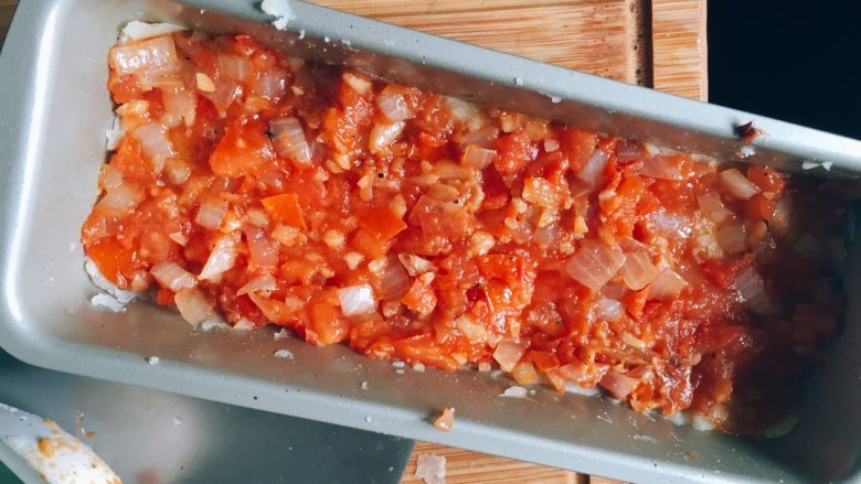 地中海茄焗土豆泥,把前面准备好的番茄酱平铺在土豆上