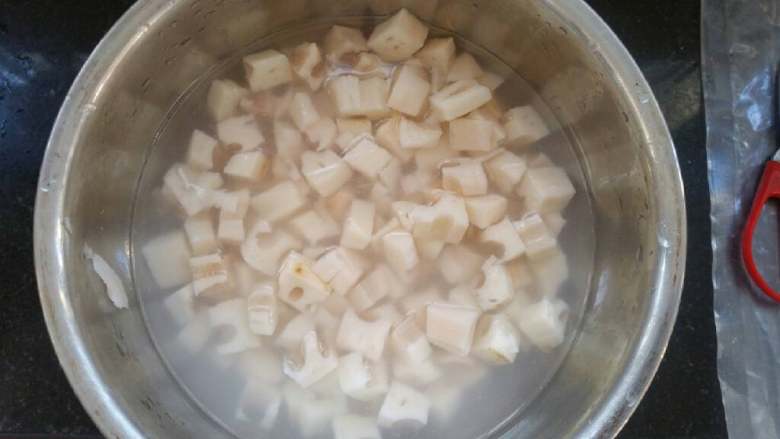 酱爆藕丁,将藕切成小丁，放入适量的清水浸泡一下，去除淀粉。