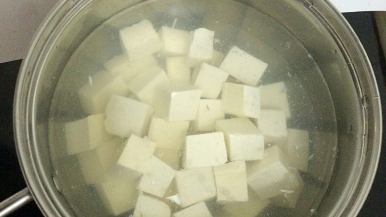 麻婆豆腐,锅里加水，加盐，放入豆腐煮一会儿，去除豆腥味