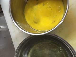 抹茶芒果卷,把蛋白和蛋黄分开