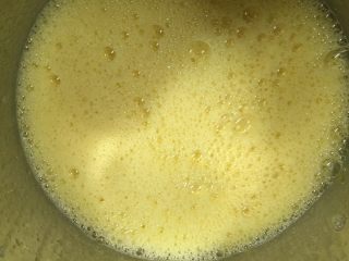 抹茶芒果卷,将蛋黄，油，牛奶，60g糖一起搅拌使其发生乳发
