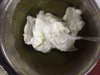 抹茶芒果卷,分三次把打发好的蛋白加入面粉浆里使其融合