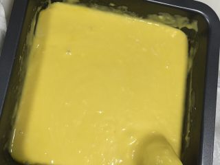 鸡蛋糕,然后将油与水混合、搅拌均匀，倒入面粉搅拌均匀，然后加入蛋黄。搅拌均匀。