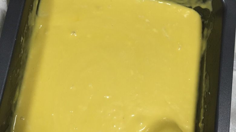 鸡蛋糕,然后将油与<a style='color:red;display:inline-block;' href='/shicai/ 156925'>水</a>混合、搅拌均匀，倒入面粉搅拌均匀，然后加入蛋黄。搅拌均匀。