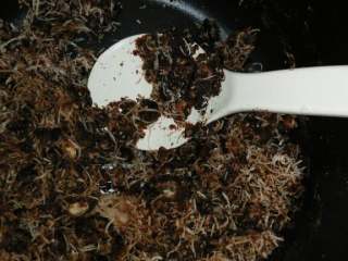 椰丝糯米糍,先做馅料，电饭锅煮软红豆到锅没有水，接着加糖、巧克力、椰丝做成豆沙根据个人口味调甜度