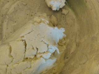 椰丝糯米糍,用糖水加奶粉把糯米和粘米粉搅拌成面团