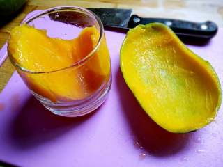 芒果糯米饭,这时处理芒果～新技能：不用削皮，从核的旁边部分切一整片～然后用杯子一滑就搞定一块整的芒果